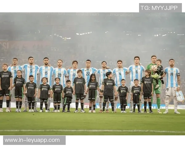 厄瓜多尔国家队主帅贝卡切斯亲临切尔西赛场与凯塞多合影留念