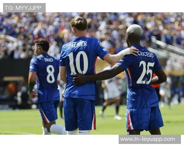 厄瓜多尔国家队主帅贝卡切斯亲临切尔西赛场与凯塞多合影留念